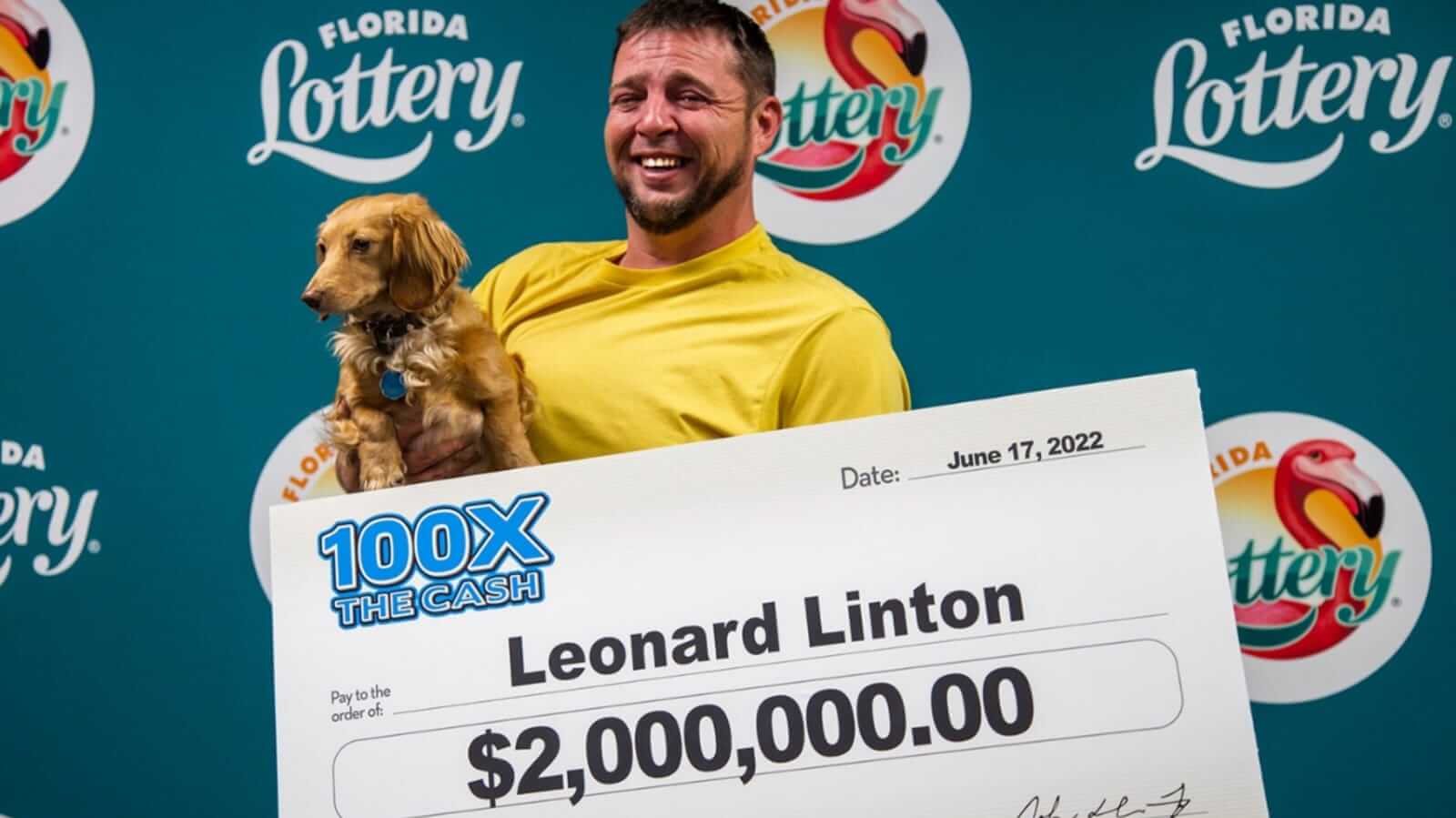 Homem com cachorro e cheque de loteria