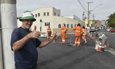 Homens sinalizando ruas asfaltadas em Jundiaí