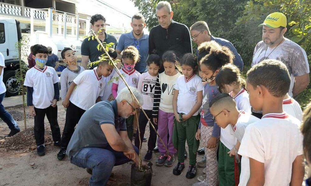 Diretor Executivo do Meio Ambiente plantando muda com crianças e prefeito Professor Rodolfo