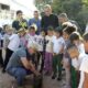 Diretor Executivo do Meio Ambiente plantando muda com crianças e prefeito Professor Rodolfo