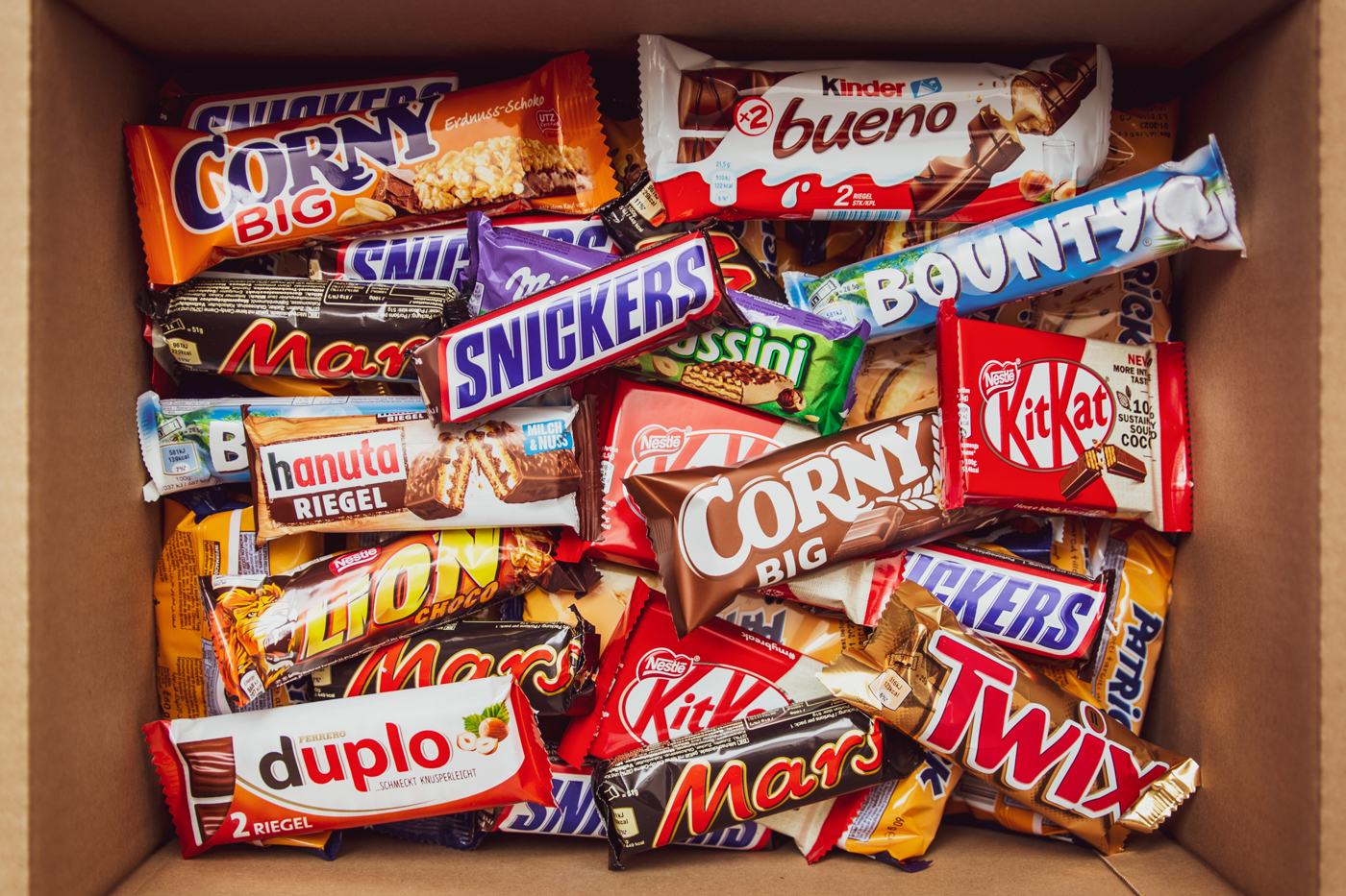 Caixa com vários chocolates embalados