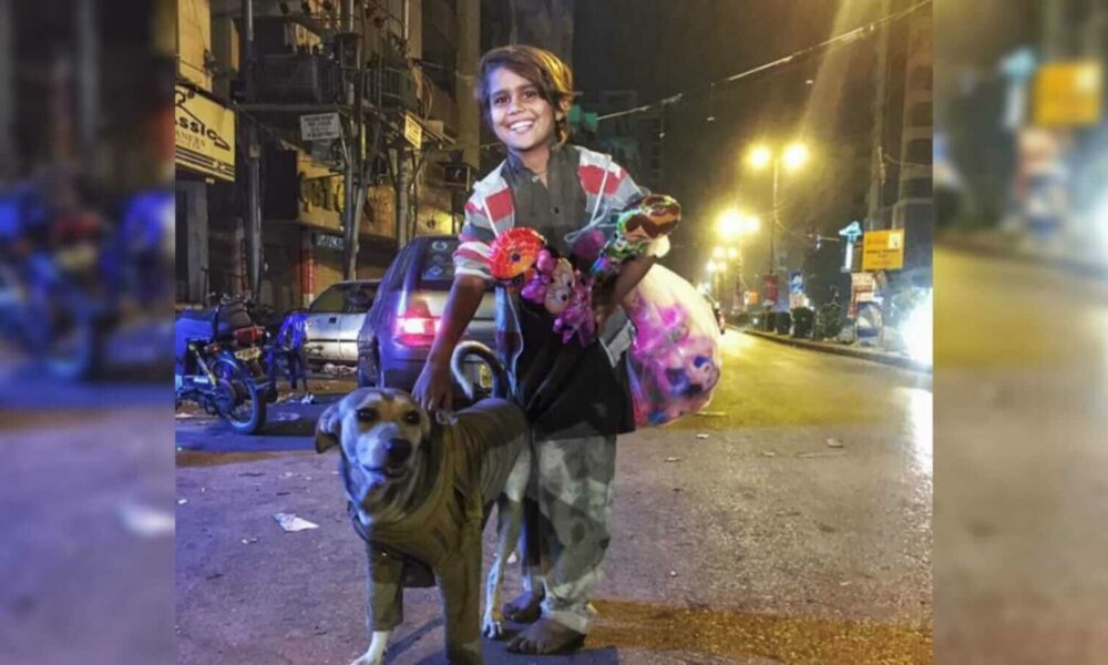 Menino de rua com cachorro