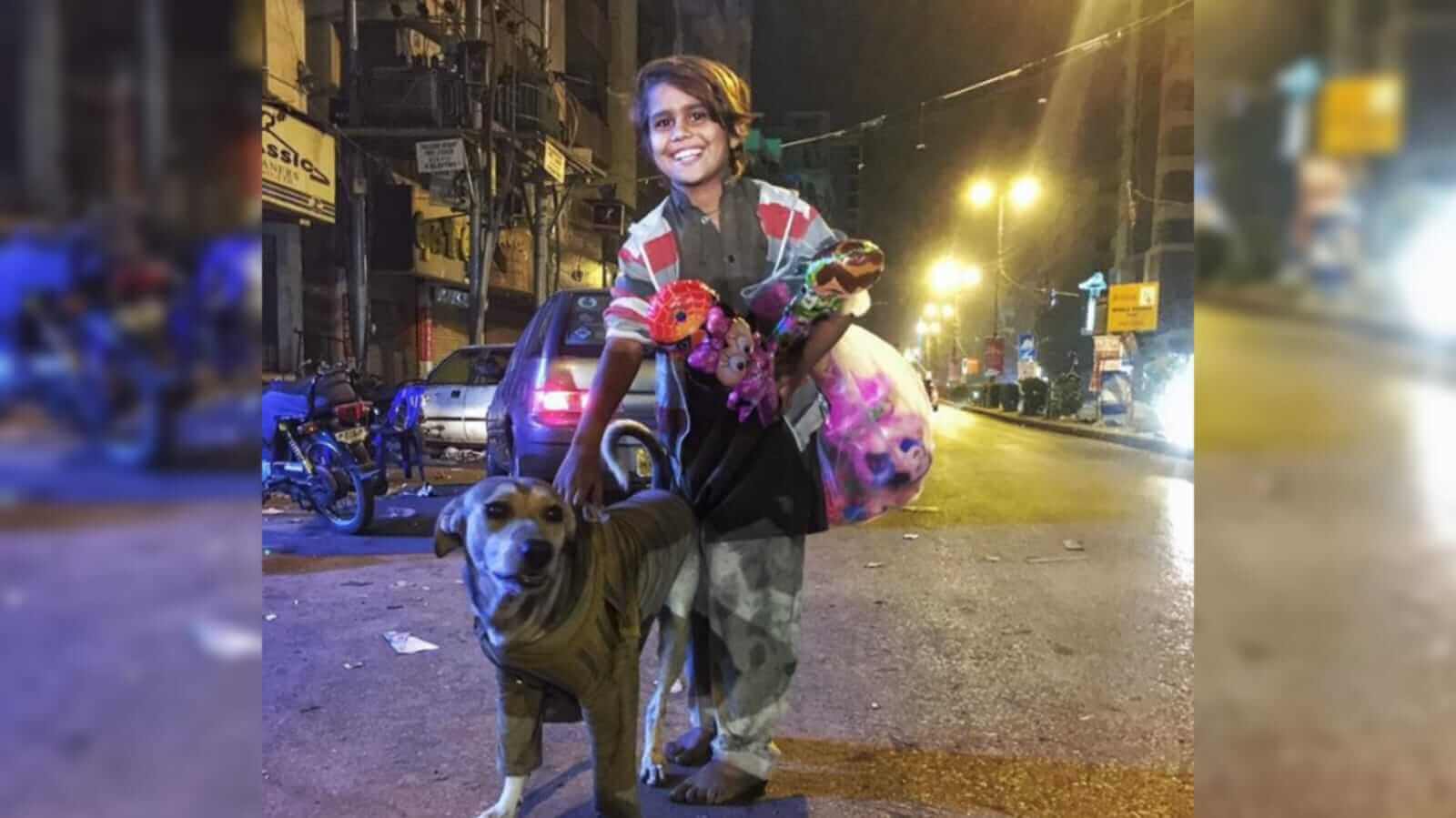 Menino de rua com cachorro