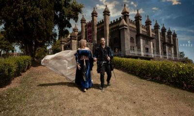 Casal em frente a castelo