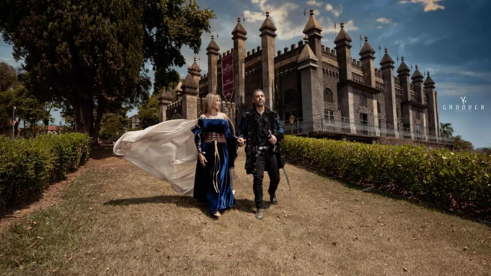 Casal em frente a castelo
