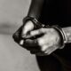 homem com algemas nas mãos - representação de prisão de homem por estupro de vulnerável em Jundiaí