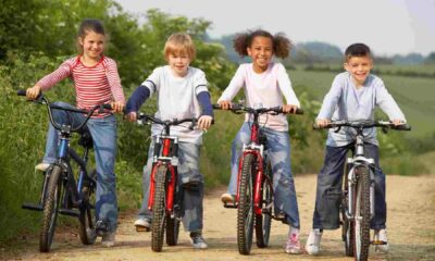 crianças brincando de bicicleta