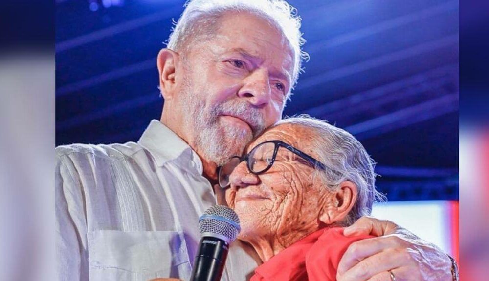 Lula abraçado a Dona Buruca