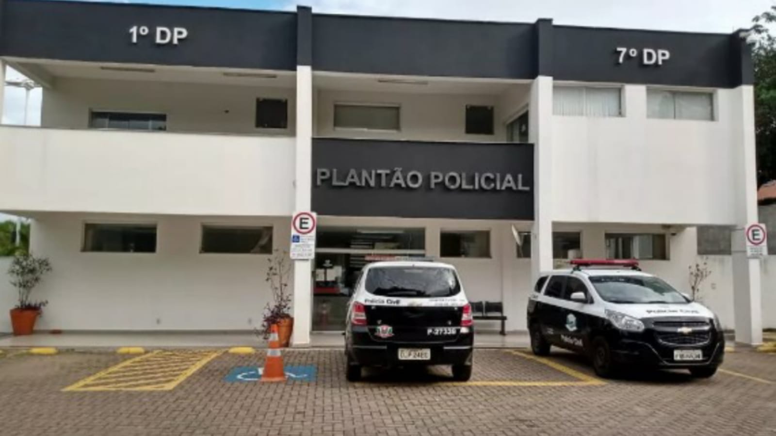 Duas viaturas estacionadas em frente ao prédio do Plantão Policial de Jundiaí