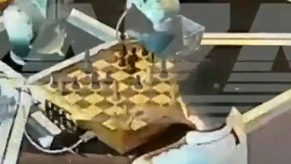 Robô quebra dedo de menino de 7 anos durante torneio de xadrez