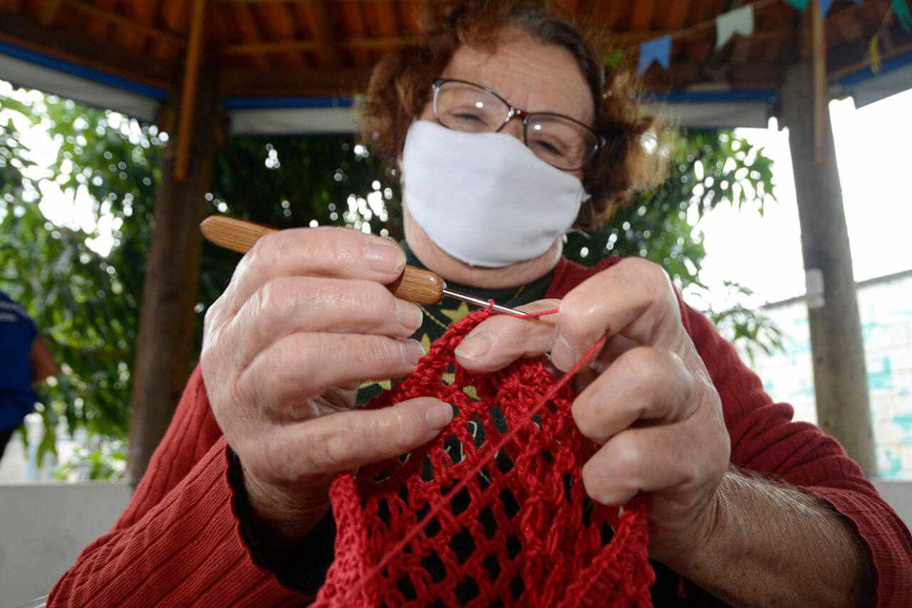 Angelina Nair Delben, de 76 anos, participa do grupo de artesanato e está feliz com a terapia
