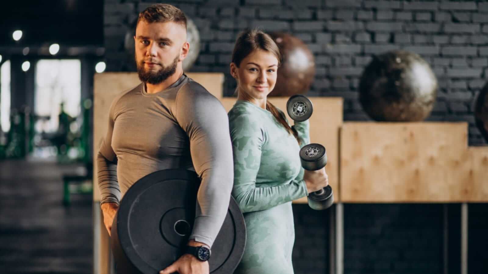 Homem e mulher em academia