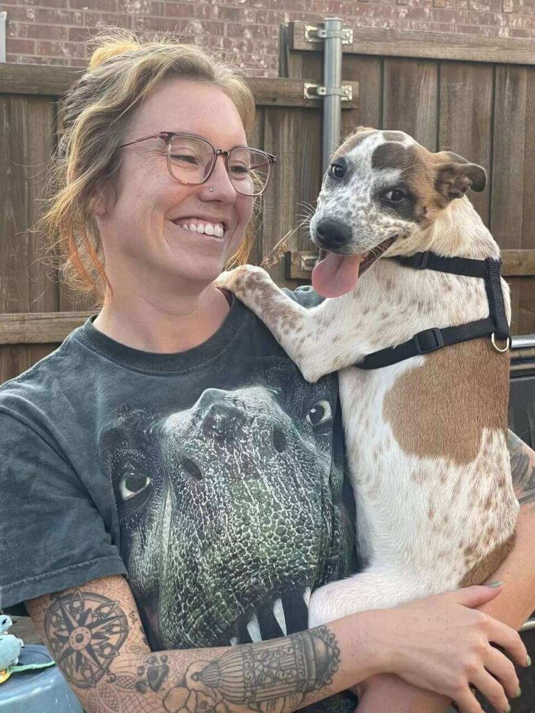 Mulher segurando cachorro