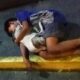 Foto de menino dormindo na rua abraçado com seu cachorrinho