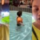 Criança em piscina e mulher