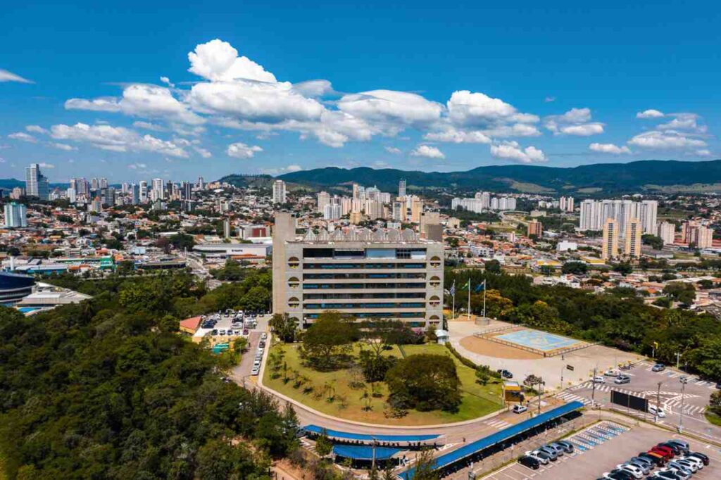 Imagem aérea da cidade de Jundiaí, mostrando o Paço Municipal da cidade