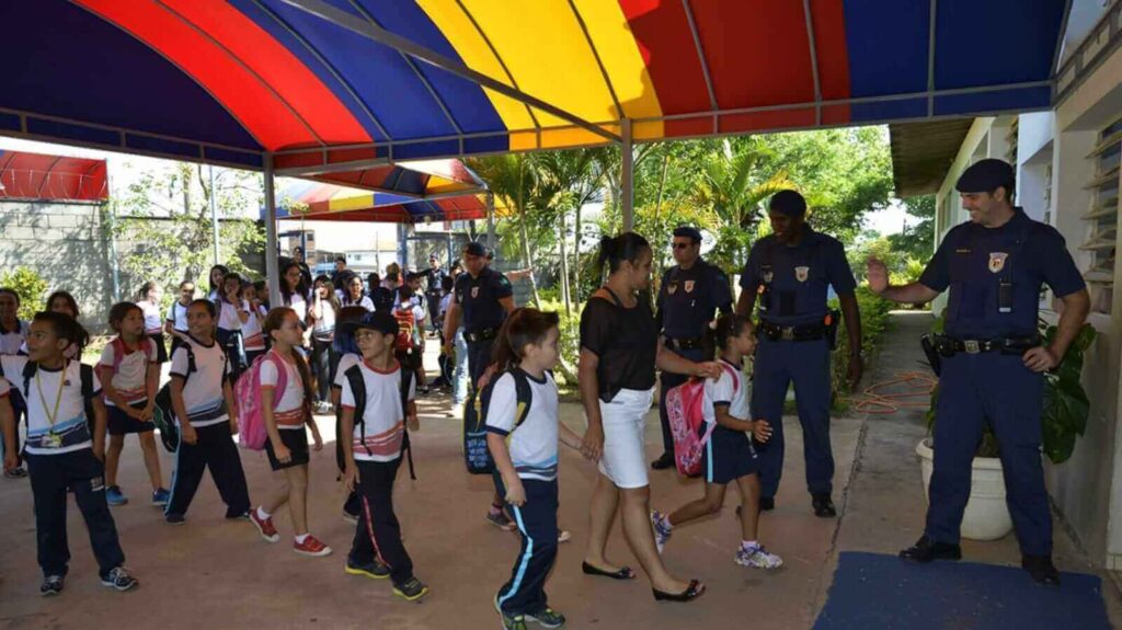 Guardas em escola municipal de Jundiaí recepcionando crianças