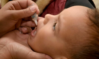 criança recebendo vacina da poliomielite