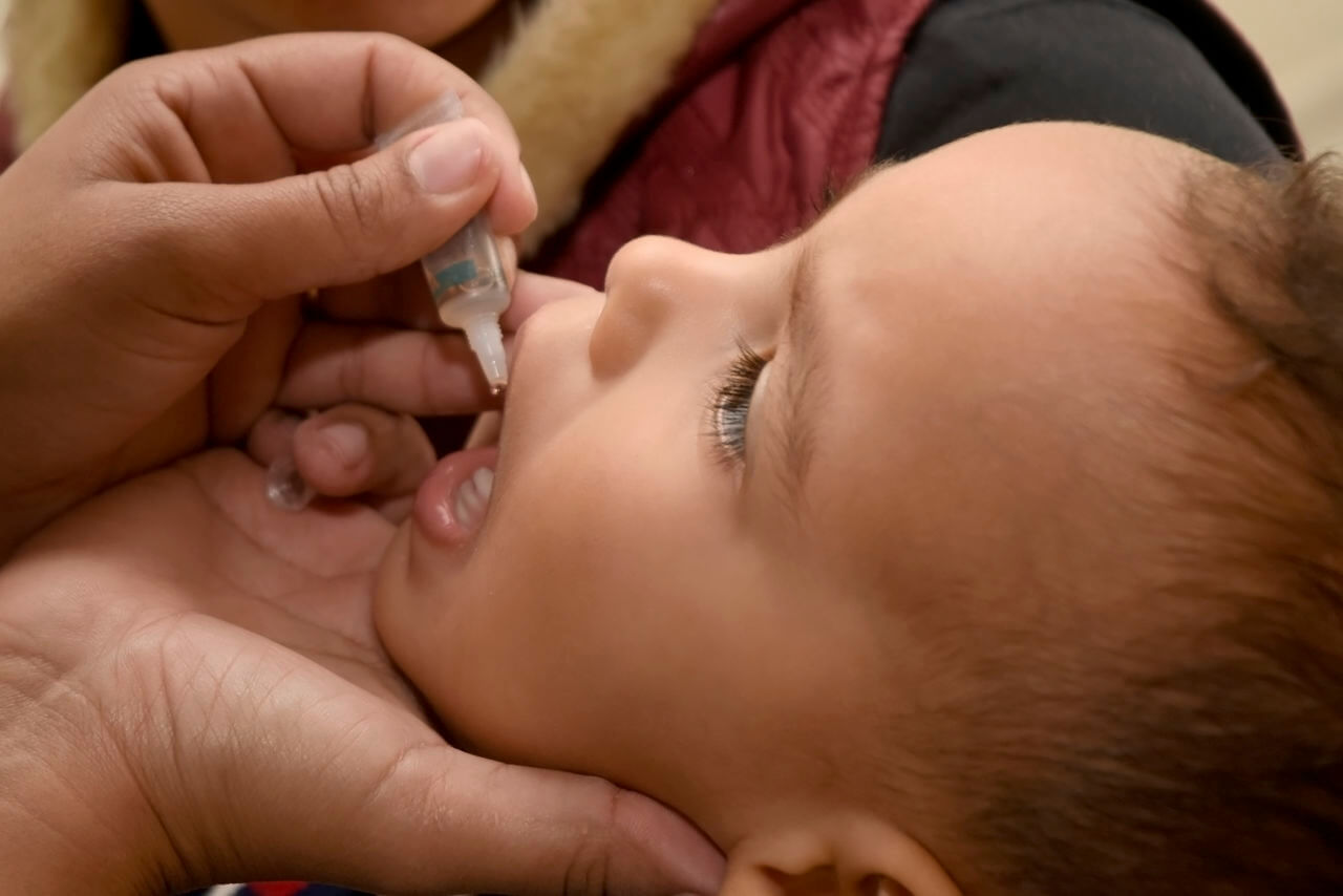 criança recebendo vacina da poliomielite