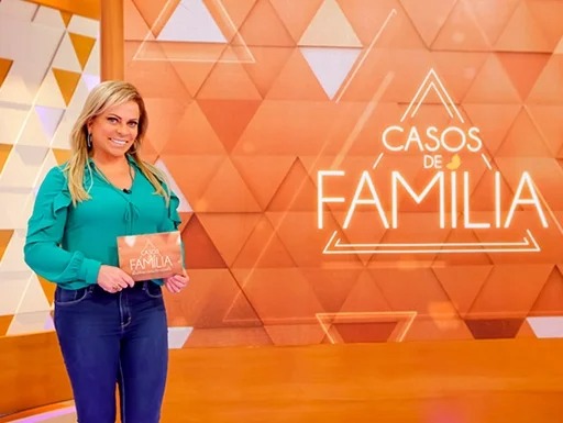 Christina Rocha em frente ao painel escrito "Casos de Família"