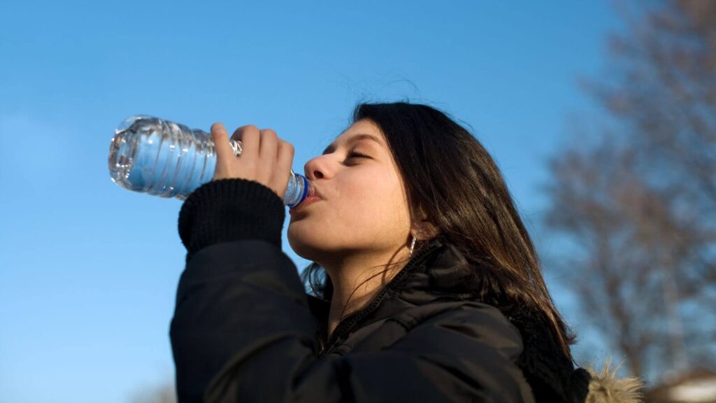 Menina bebendo água