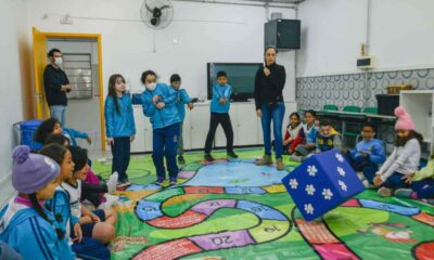 Daniela Araújo realiza brincadeira interativa com alunos do terceiro ano