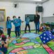 Daniela Araújo realiza brincadeira interativa com alunos do terceiro ano