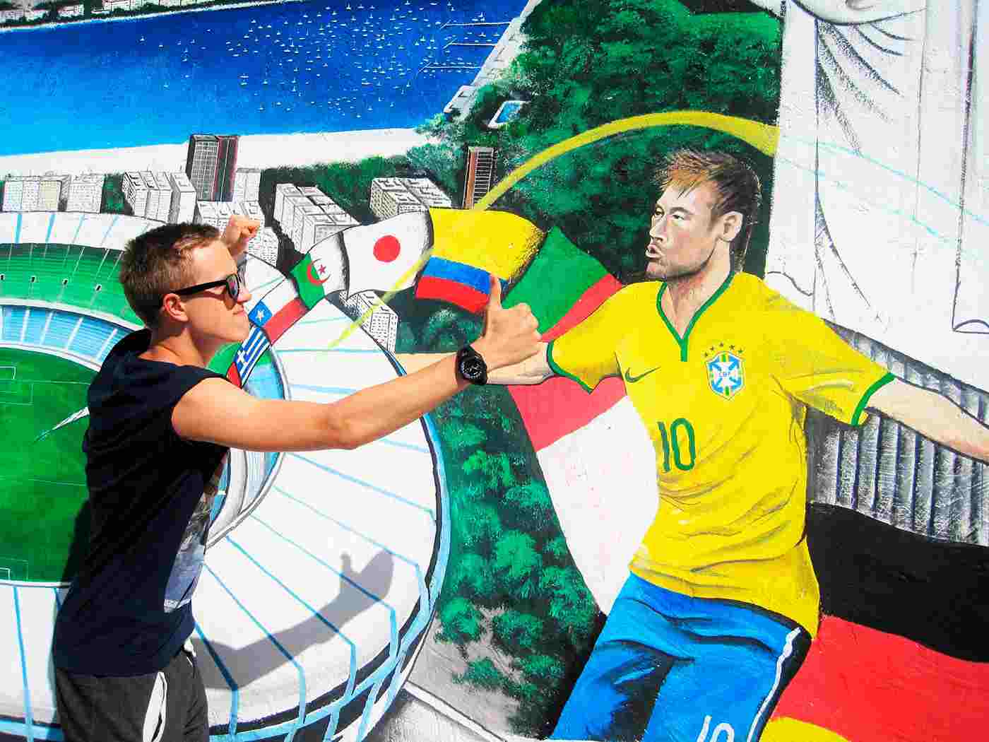 garoto fazendo gesto de ok para pintura de neymar