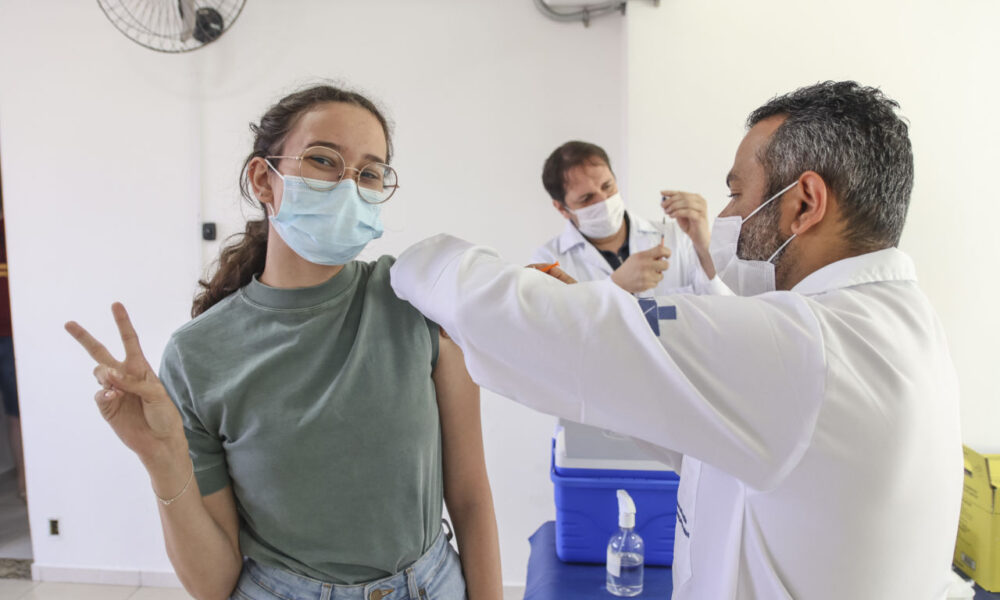 Jovem sendo vacinada contra Covid em Jundiaí