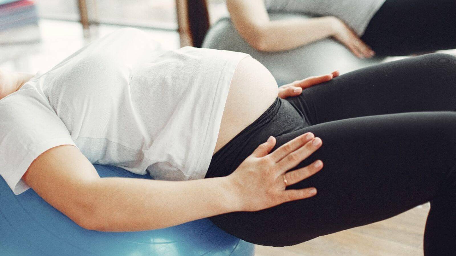 Mulher grávida se exercitando