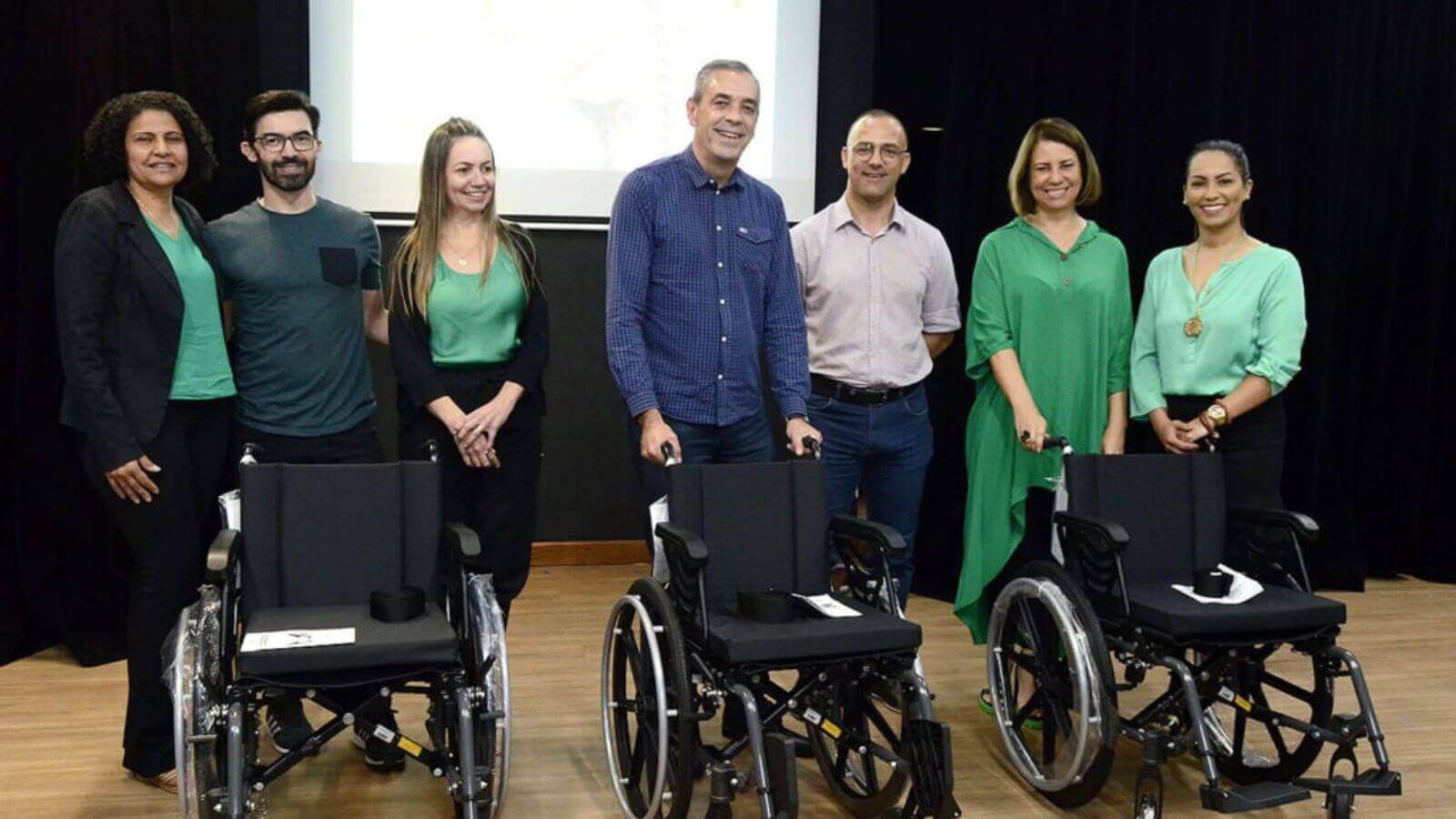 Prefeitura de Várzea Paulista entrega cadeiras de rodas