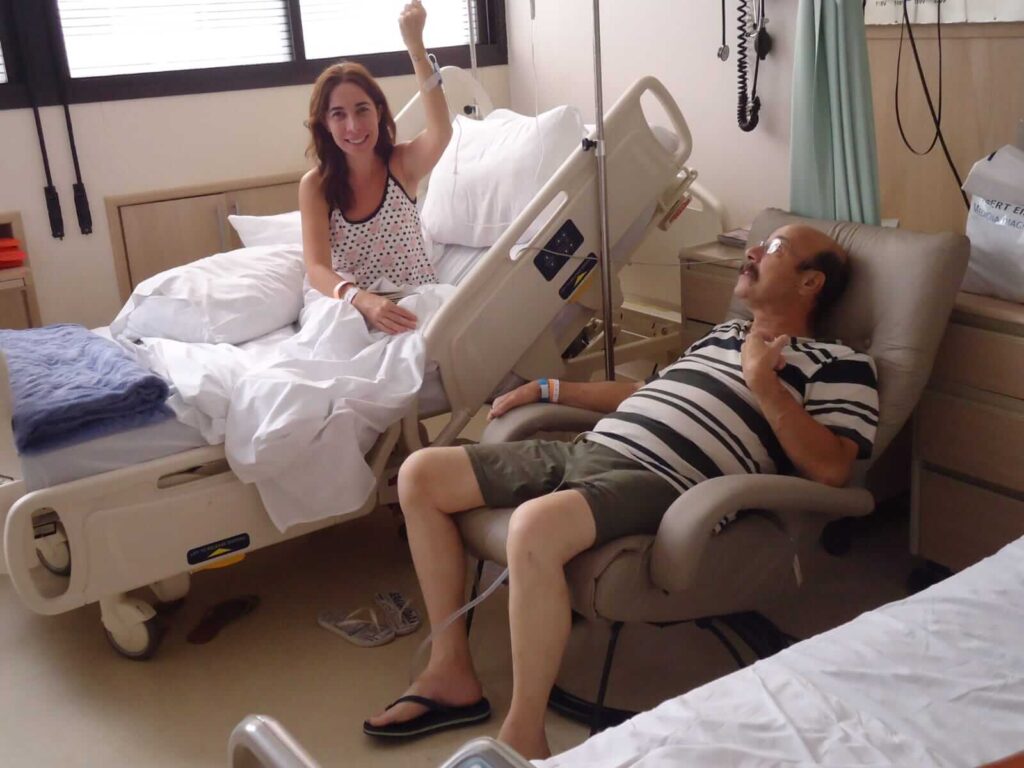 Homem e mulher em quarto de hospital
