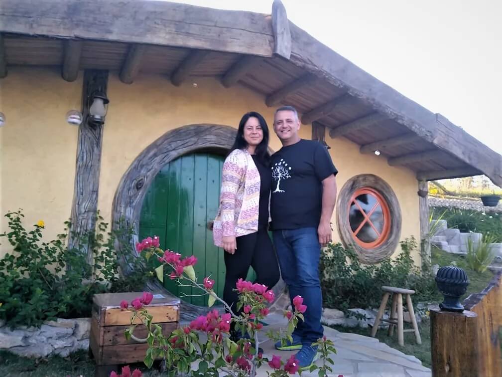 Casal de Jarinu em frente a casa de Hobbit