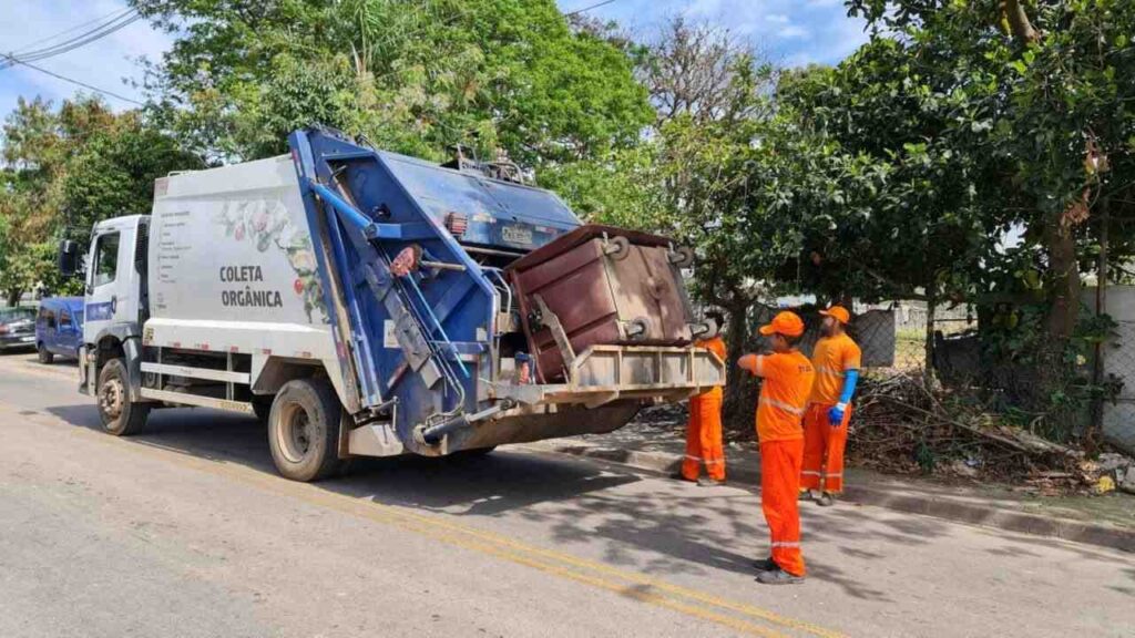 Equipe realiza coleta de lixo no Jardim Novo Horizonte