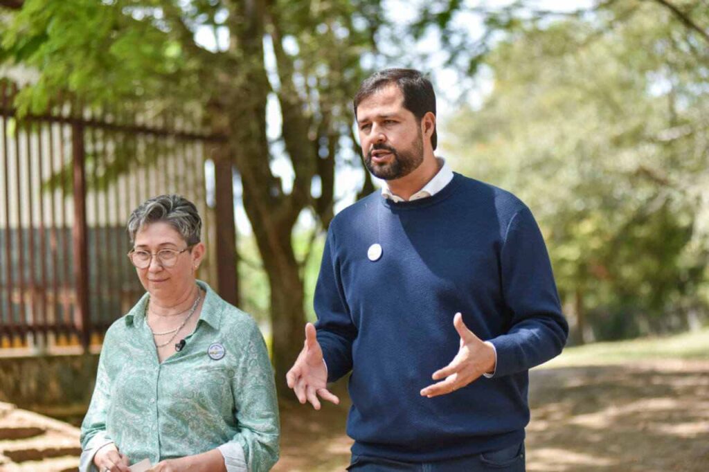 O prefeito Luiz Fernando Machado e a gestora Vastí elencaram os benefícios do Desemparedamento da Escola
