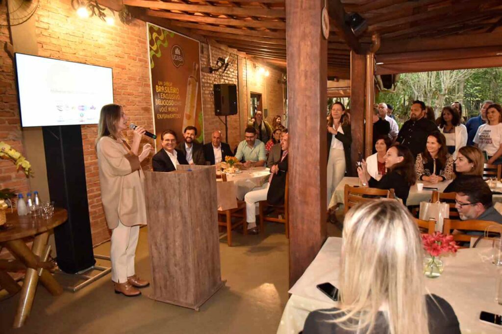 Luciana Garcia discursa no lotado 1º Encontro Mulheres do Turismo Paulista