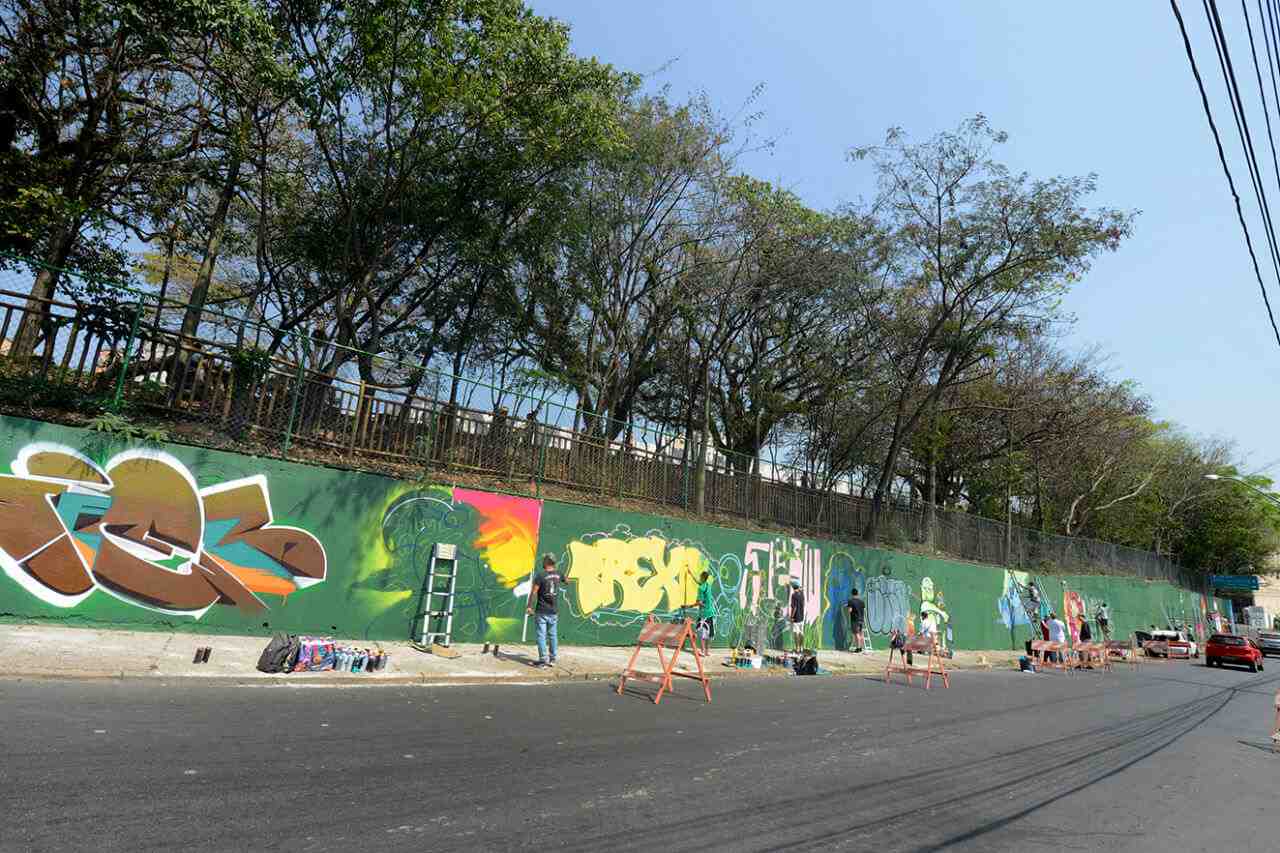 Com temática livre, artistas realizaram as intervenções de grafitagem ao longo do dia, no muro da rua Lacerda Franco