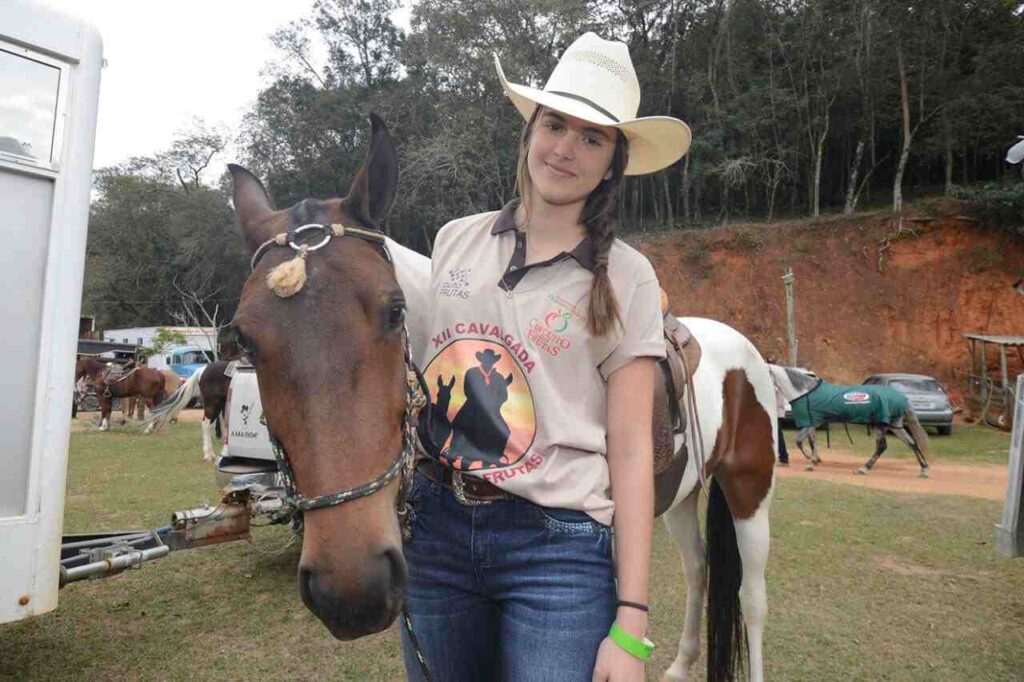 Maria Clara, de Itatiba, marcou presença, participando pela primeira vez da Cavalgada, com a égua Garoa