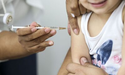 Vacina sendo aplicada em criança