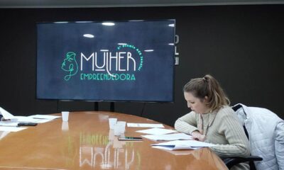 TV com logo do Prêmio Mulher Empreendedora