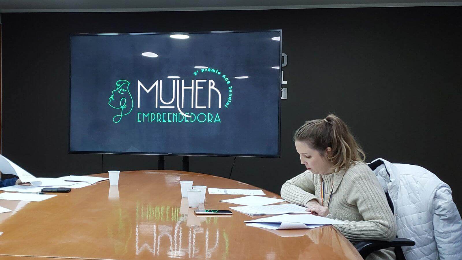 TV com logo do Prêmio Mulher Empreendedora