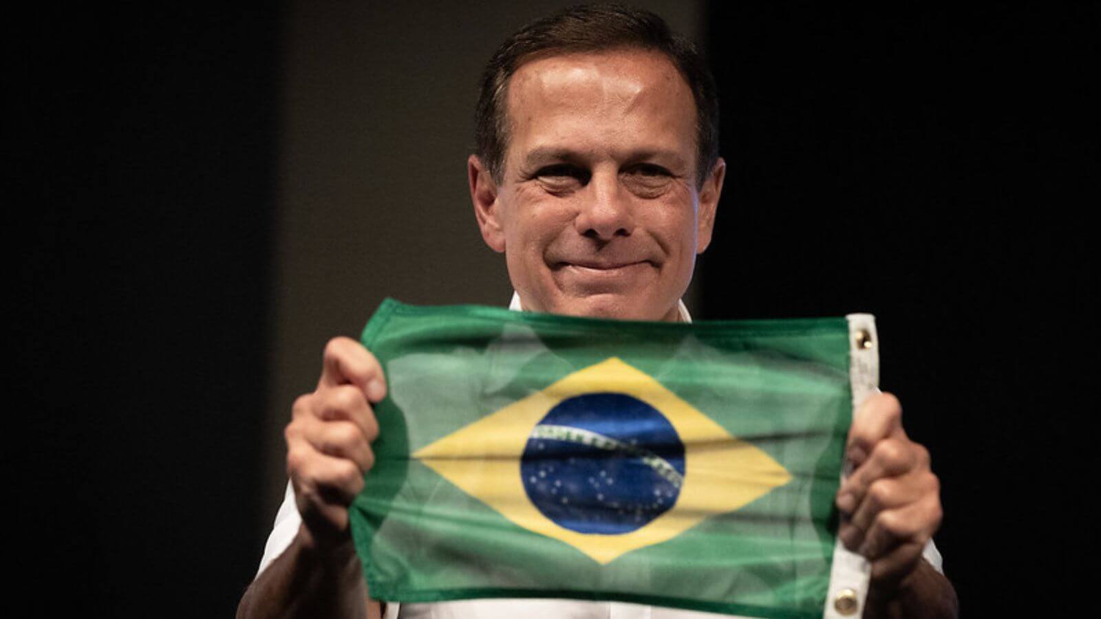 João Doria segurando bandeira do Brasil