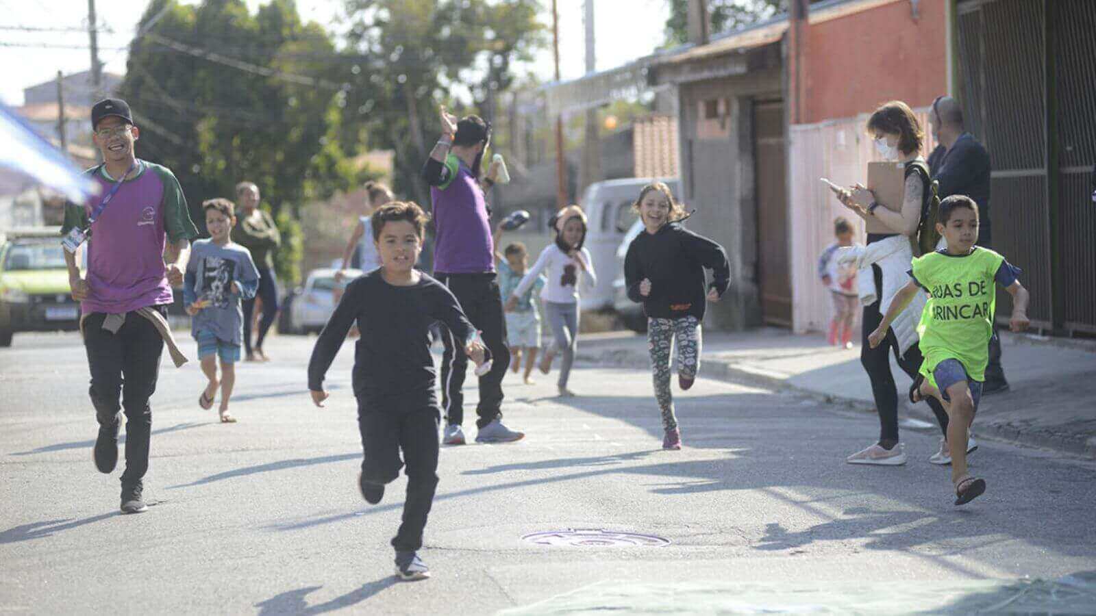 Crianças brincando na rua