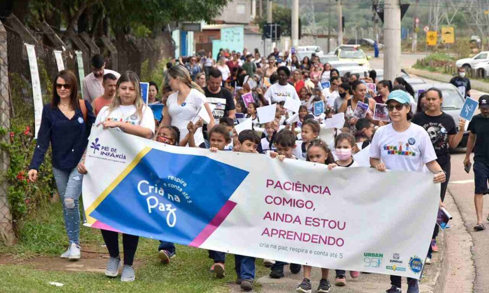Crianças realizam passeio pelas ruas no entorno da escola em manifesto pelo fim da violência