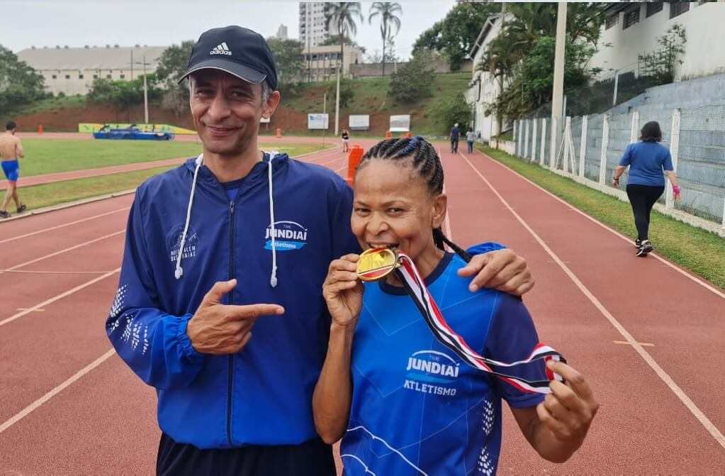 Maria do Carmo e treinador Mian durante treino na pista de atletismo do Bolão