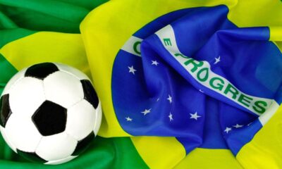 Bandeira do Brasil e bola de futebol