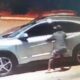 Homem roubando carro