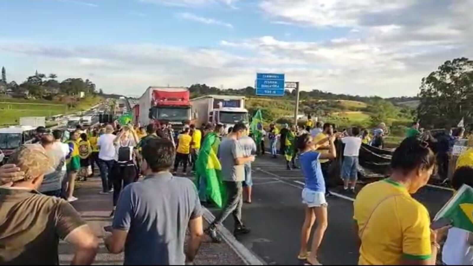 Manifestantes bloqueando rodovia em Jundiaí