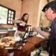 Miriam serve vinhos da Adega Oliveira para visitantes de Serra Negra