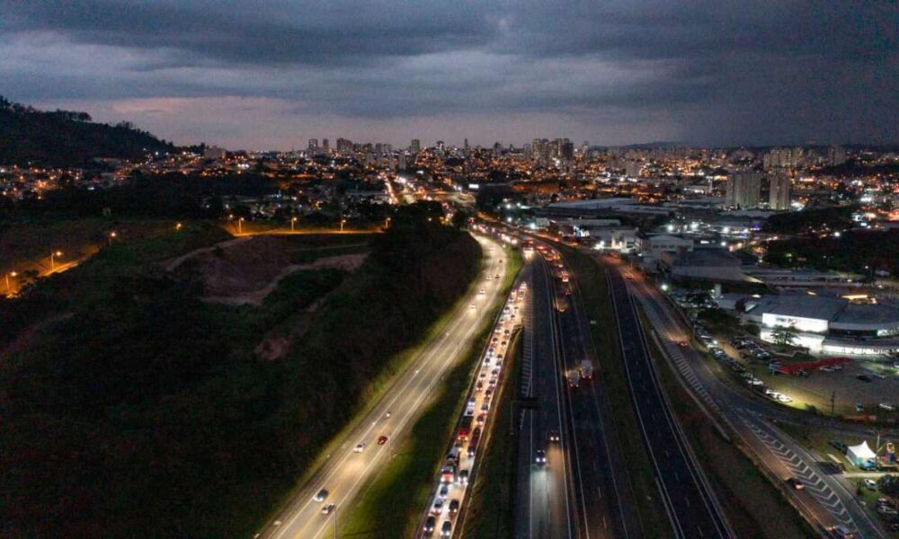 Iluminação na marginal Anhanguera, na região da Vila Comercial garante conforto e segurança para os motoristas e pedestres